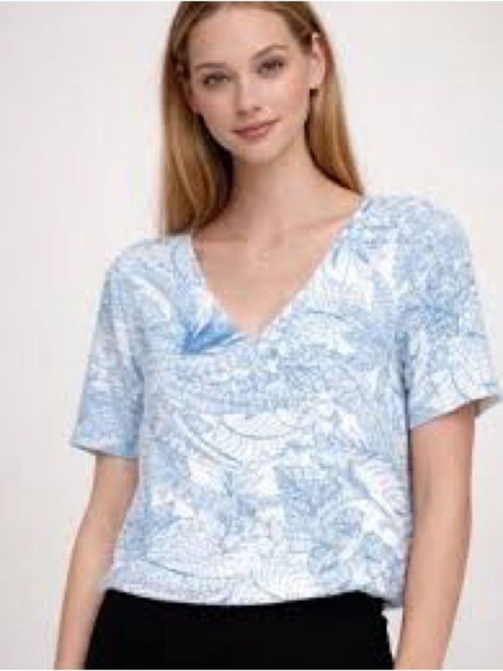 Aritzia Babaton Size XS Light Blue Abstract Print V Neck Short Sleeve Top